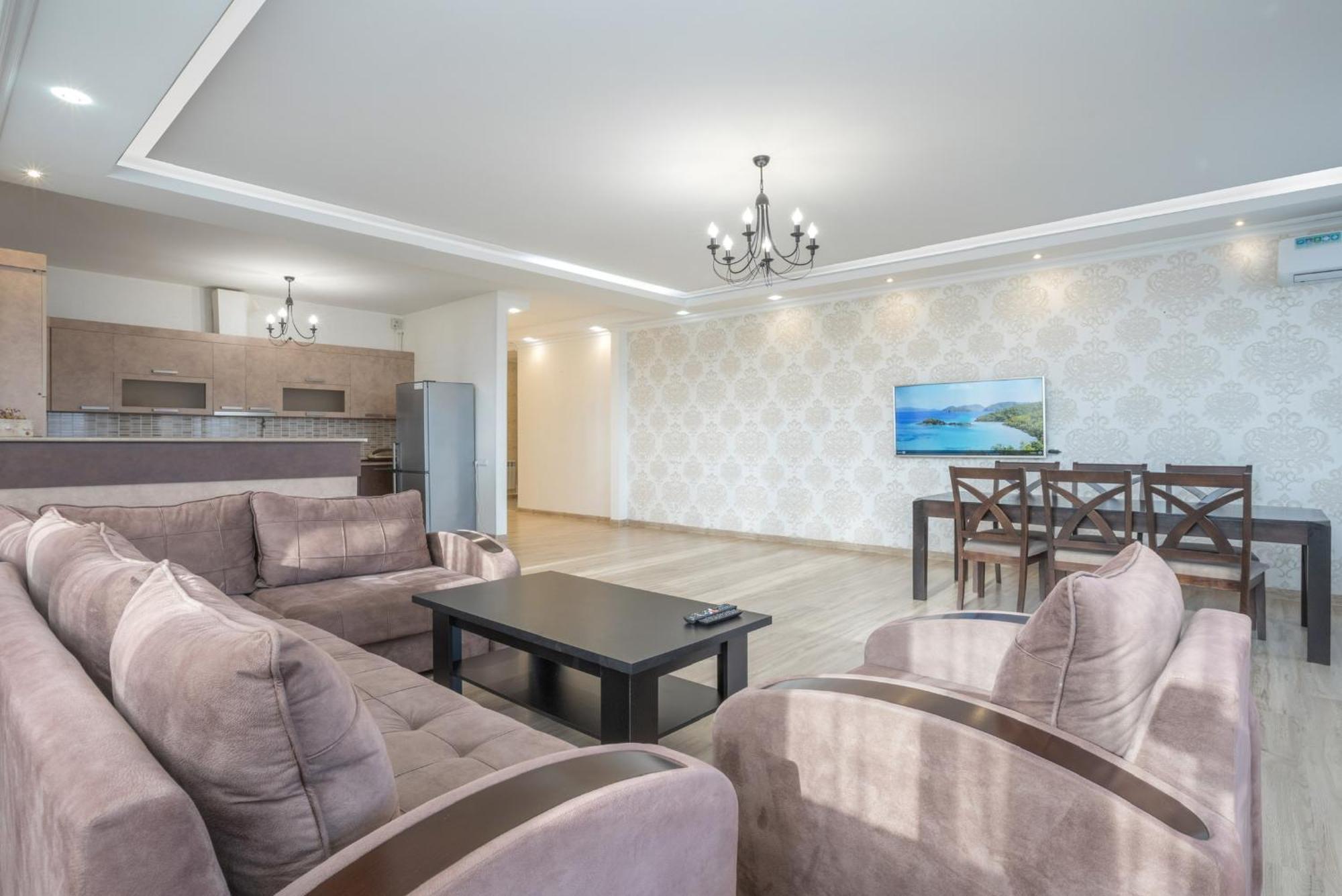 2 Bedrooms 2 Bathrooms Large And Lux Apartment Best Location Erevan Exterior foto